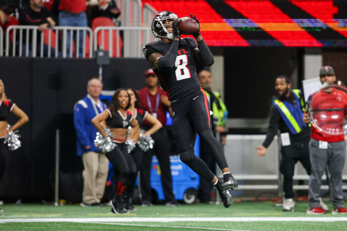 Dec 10, 2023; Atlanta, Georgia, USA; Atlanta Falcons tight end Kyle Pitts (8) catches a pass for a touchdown against the Tampa Bay Buccaneers in the first half at Mercedes-Benz Stadium.